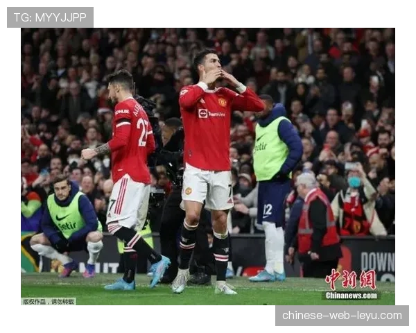 “雨战插曲：恩波利对阵卡利亚里因暴雨中断半小时，工作人员紧急清理积水”